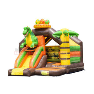 Bunte Dino-Hüpfburg mit Rutsche in Grün, Gelb und Orange, großer Dinosaurier über der Rutsche, Palmen-Elemente und überdachter Hüpfbereich – freigestellt auf weißem Hintergrund.
