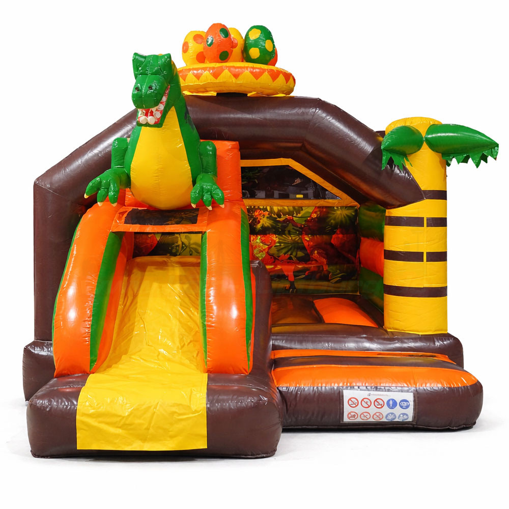 Frontansicht der Hüpfburg Slide Combo Dino mit gelber Rutschfläche, seitlichem Hüpfbereich, Sicherheits-Hinweisen an der Vorderseite und detailreichem Dino-Motiv im Inneren.